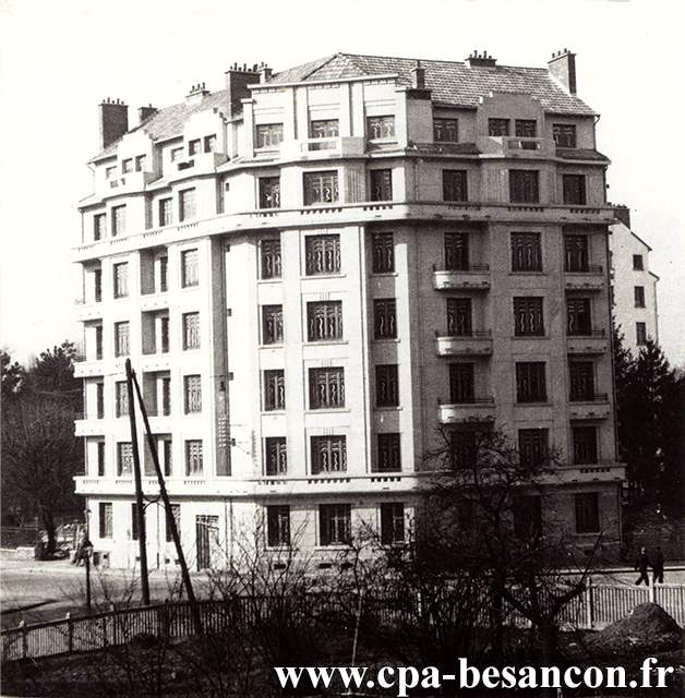 BESANÇON - "Immeuble construit à la place de la villa du parc", pris depuis le funiculaire, boulevard Diderot.